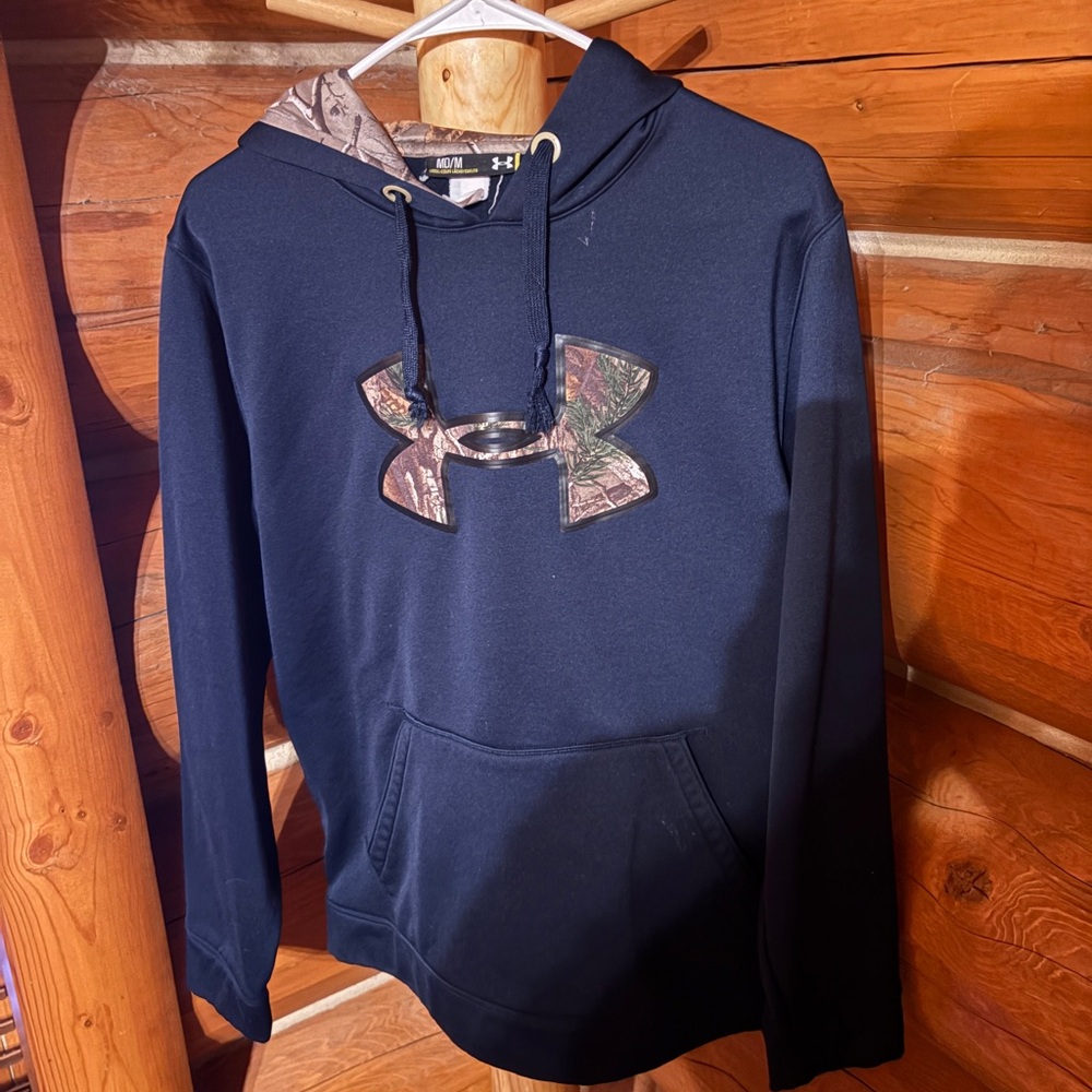 Men’s med under armour hoodie